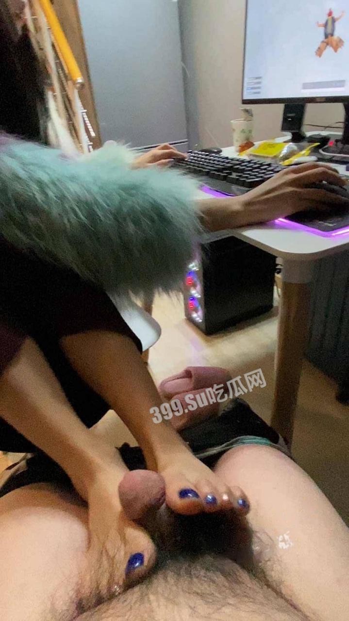 反差女大学生骚操作 双手吃鸡 双脚帮男朋友足交 游戏结束开始实战！  第2张