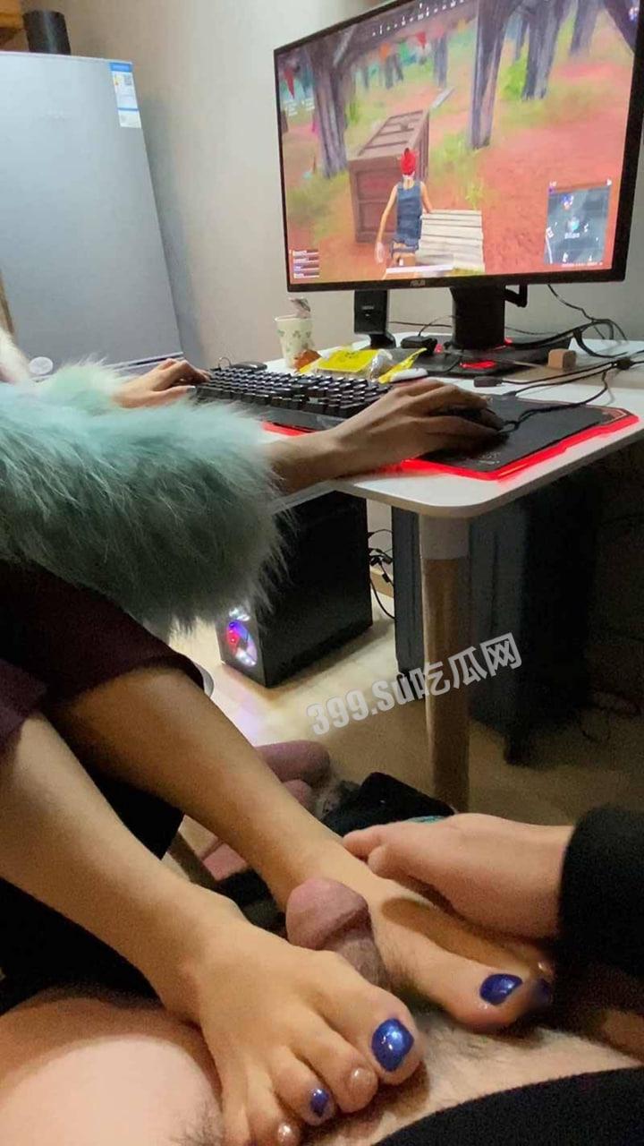 反差女大学生骚操作 双手吃鸡 双脚帮男朋友足交 游戏结束开始实战！  第3张