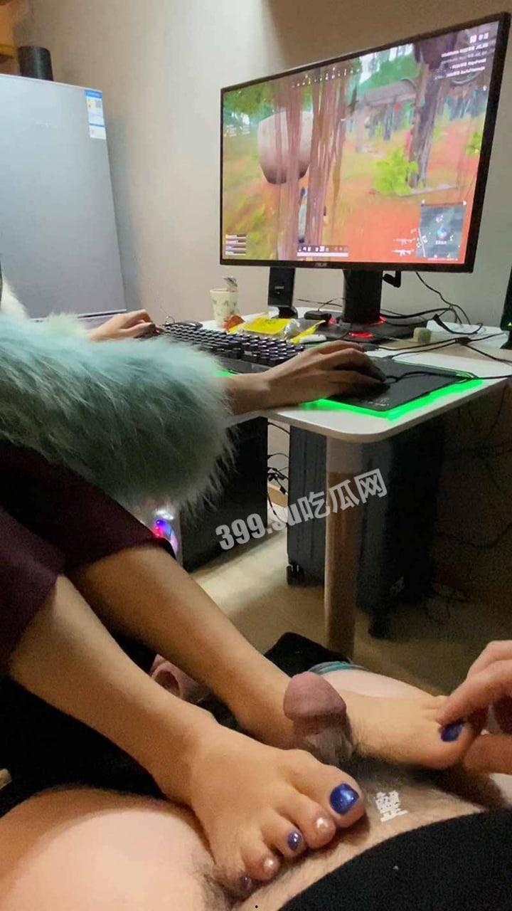 反差女大学生骚操作 双手吃鸡 双脚帮男朋友足交 游戏结束开始实战！  第4张