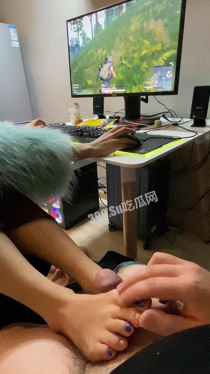 反差女大学生骚操作 双手吃鸡 双脚帮男朋友足交 游戏结束开始实战！  第5张