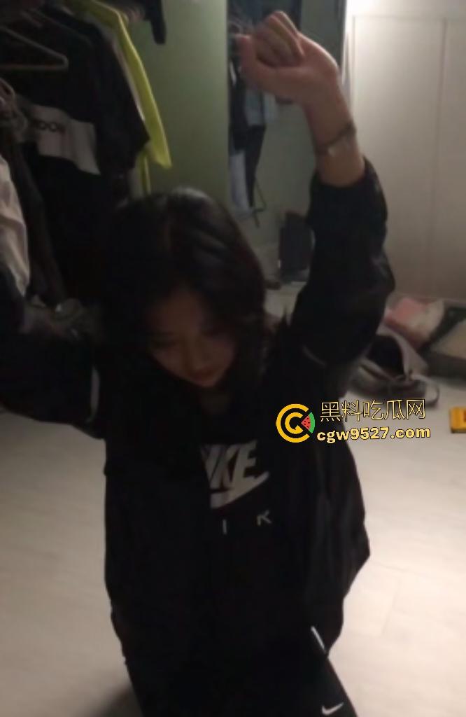 大二学姐说要给学弟露一手！谁知是要给学弟口交，自称是校内第一口活，无套内射让学弟感叹！  第1张