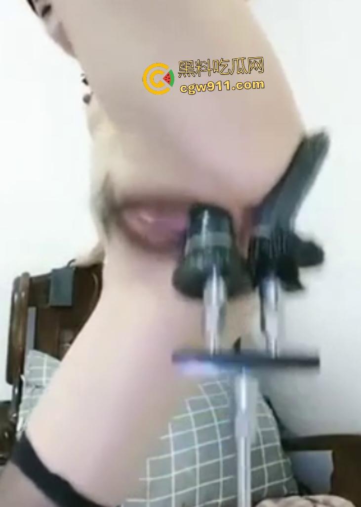 熟女阿姨大骚穴扩阴！深骑巨吊炮机轰炸喷水如泄洪，肥逼吞噬无极限，只能请大马吊才能镇住！  第7张