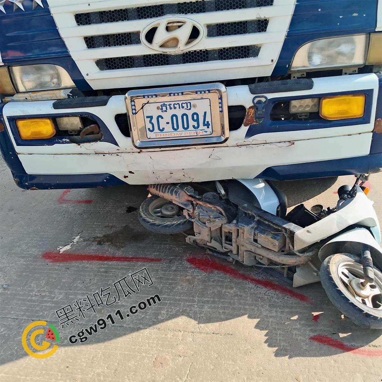 惨烈车祸现场，精神小伙骑车飙出火葬场悲剧！鲜血肠子满地，围观群众震惊想吐，惨不忍睹！  第1张