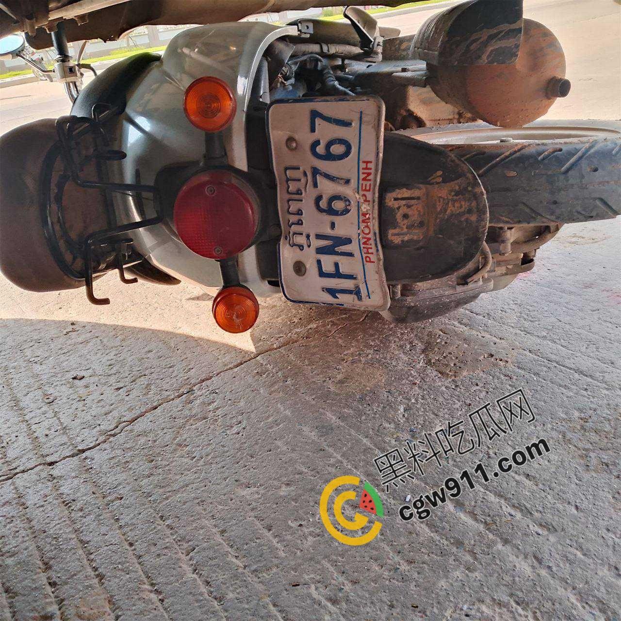 惨烈车祸现场，精神小伙骑车飙出火葬场悲剧！鲜血肠子满地，围观群众震惊想吐，惨不忍睹！  第2张