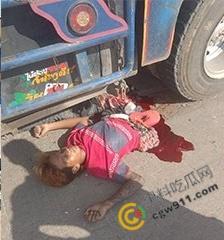 惨烈车祸现场，精神小伙骑车飙出火葬场悲剧！鲜血肠子满地，围观群众震惊想吐，惨不忍睹！  第5张