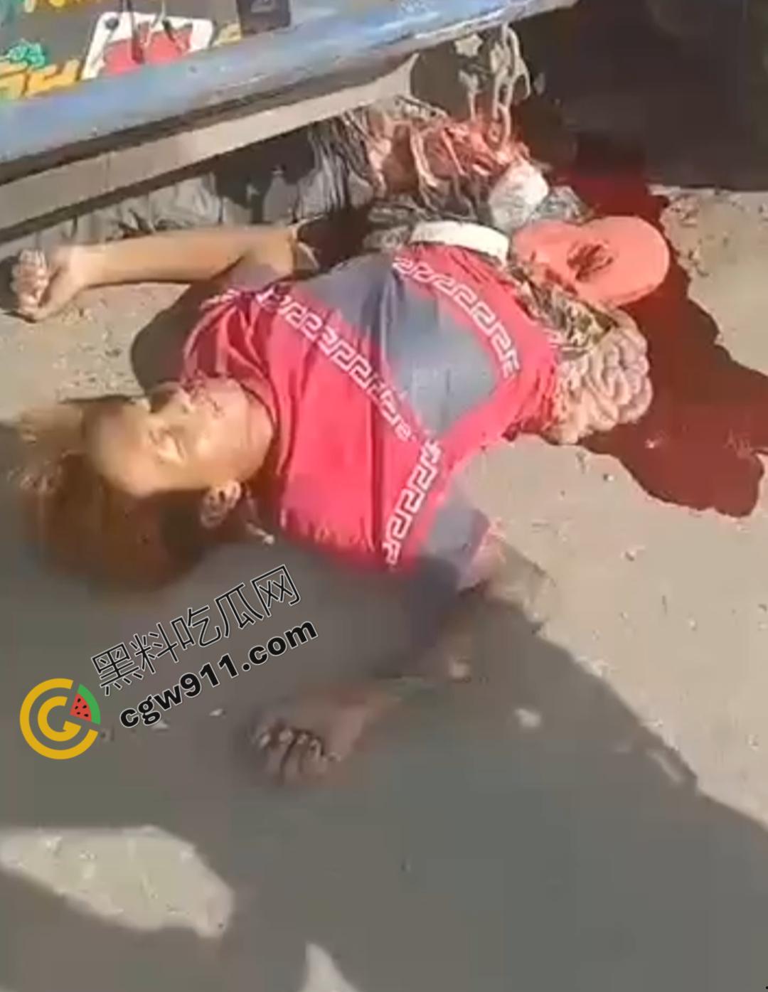 惨烈车祸现场，精神小伙骑车飙出火葬场悲剧！鲜血肠子满地，围观群众震惊想吐，惨不忍睹！  第6张