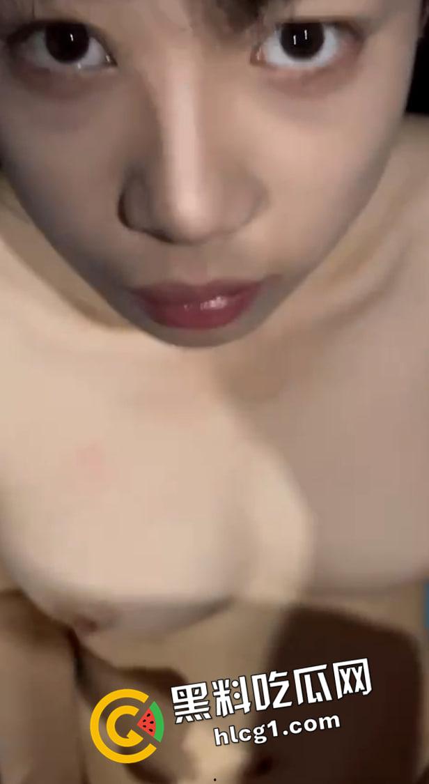 清纯大一学妹被学长调教成反差小母狗 刚成年就开发 无辜大眼睛吃精 奶子被操到飞来飞去 这谁顶得住  第6张