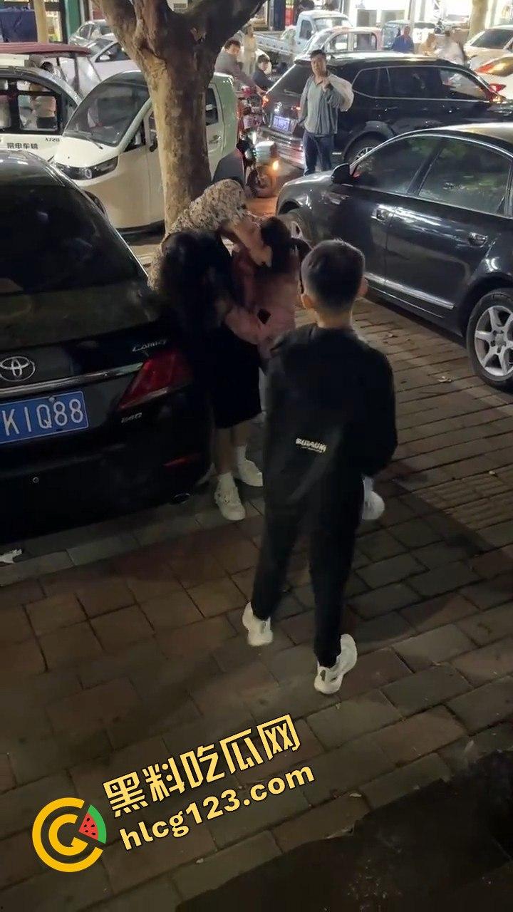 石家庄抓小三！母子联手出击，轮流暴打小三，这儿子没白养！  第2张