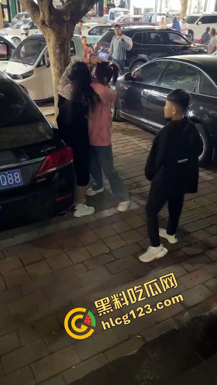 石家庄抓小三！母子联手出击，轮流暴打小三，这儿子没白养！  第4张