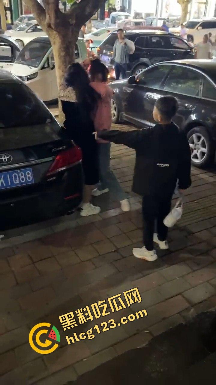 石家庄抓小三！母子联手出击，轮流暴打小三，这儿子没白养！  第5张