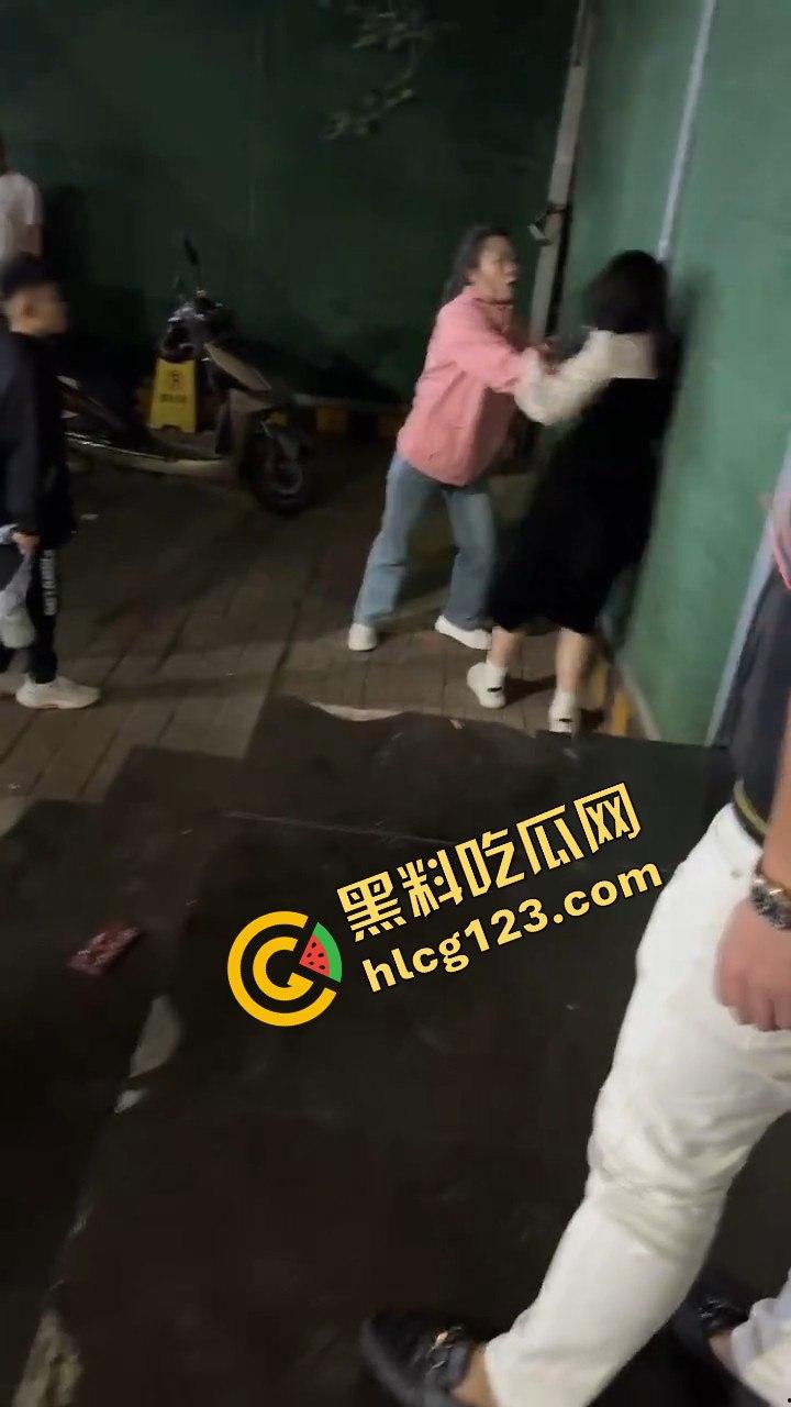 石家庄抓小三！母子联手出击，轮流暴打小三，这儿子没白养！  第6张