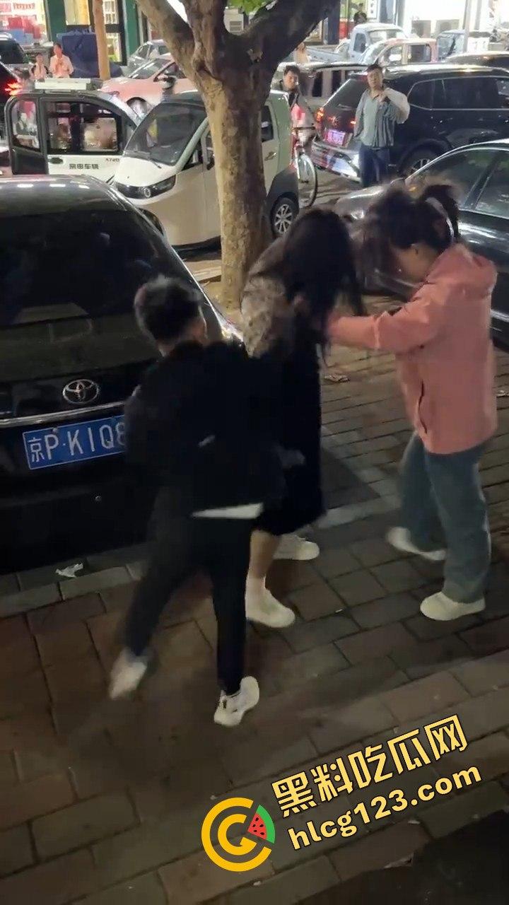 石家庄抓小三！母子联手出击，轮流暴打小三，这儿子没白养！  第8张