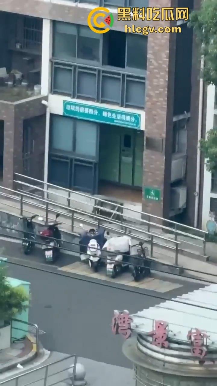 江苏大爷阳台练功不慎坠楼 挂窗户俩小时随风摇曳 视频曝光惊险瞬间 第1张 江苏大爷阳台练功不慎坠楼 挂窗户俩小时随风摇曳 视频曝光惊险瞬间 第1张