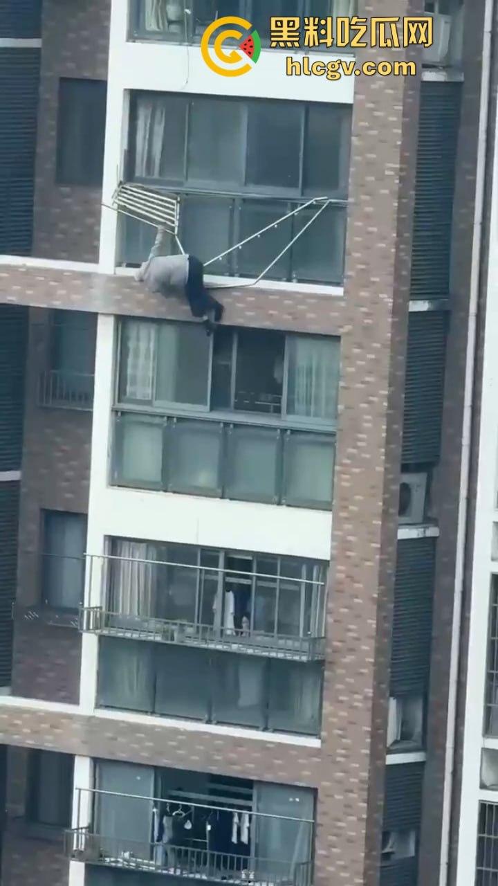 江苏大爷阳台练功不慎坠楼 挂窗户俩小时随风摇曳 视频曝光惊险瞬间 第3张 江苏大爷阳台练功不慎坠楼 挂窗户俩小时随风摇曳 视频曝光惊险瞬间 第3张