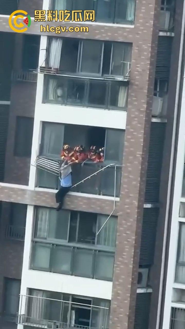 江苏大爷阳台练功不慎坠楼 挂窗户俩小时随风摇曳 视频曝光惊险瞬间 第4张 江苏大爷阳台练功不慎坠楼 挂窗户俩小时随风摇曳 视频曝光惊险瞬间 第4张
