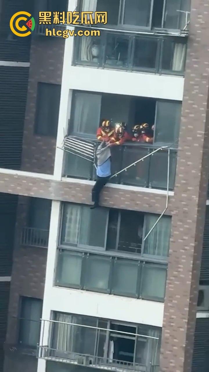 江苏大爷阳台练功不慎坠楼 挂窗户俩小时随风摇曳 视频曝光惊险瞬间 第5张 江苏大爷阳台练功不慎坠楼 挂窗户俩小时随风摇曳 视频曝光惊险瞬间 第5张