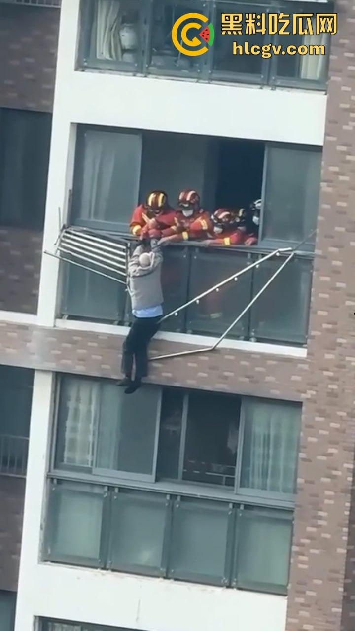 江苏大爷阳台练功不慎坠楼 挂窗户俩小时随风摇曳 视频曝光惊险瞬间 第6张 江苏大爷阳台练功不慎坠楼 挂窗户俩小时随风摇曳 视频曝光惊险瞬间 第6张