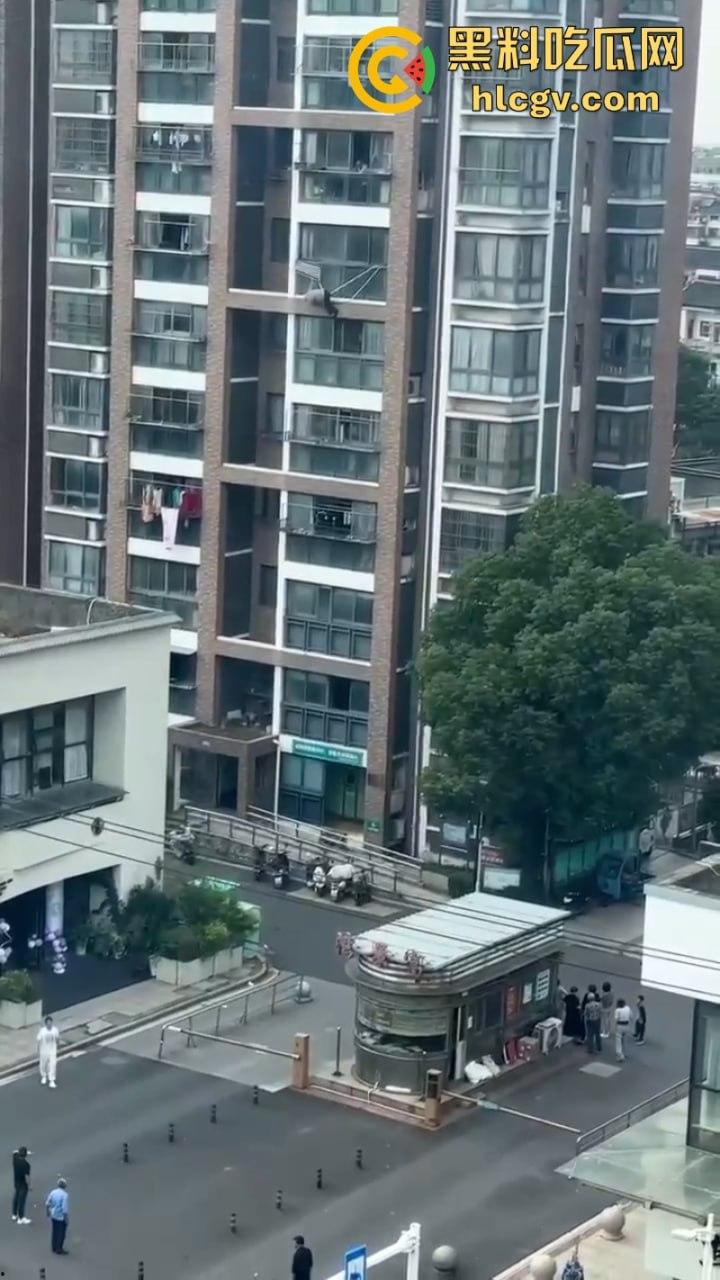 江苏大爷阳台练功不慎坠楼 挂窗户俩小时随风摇曳 视频曝光惊险瞬间 第8张 江苏大爷阳台练功不慎坠楼 挂窗户俩小时随风摇曳 视频曝光惊险瞬间 第8张