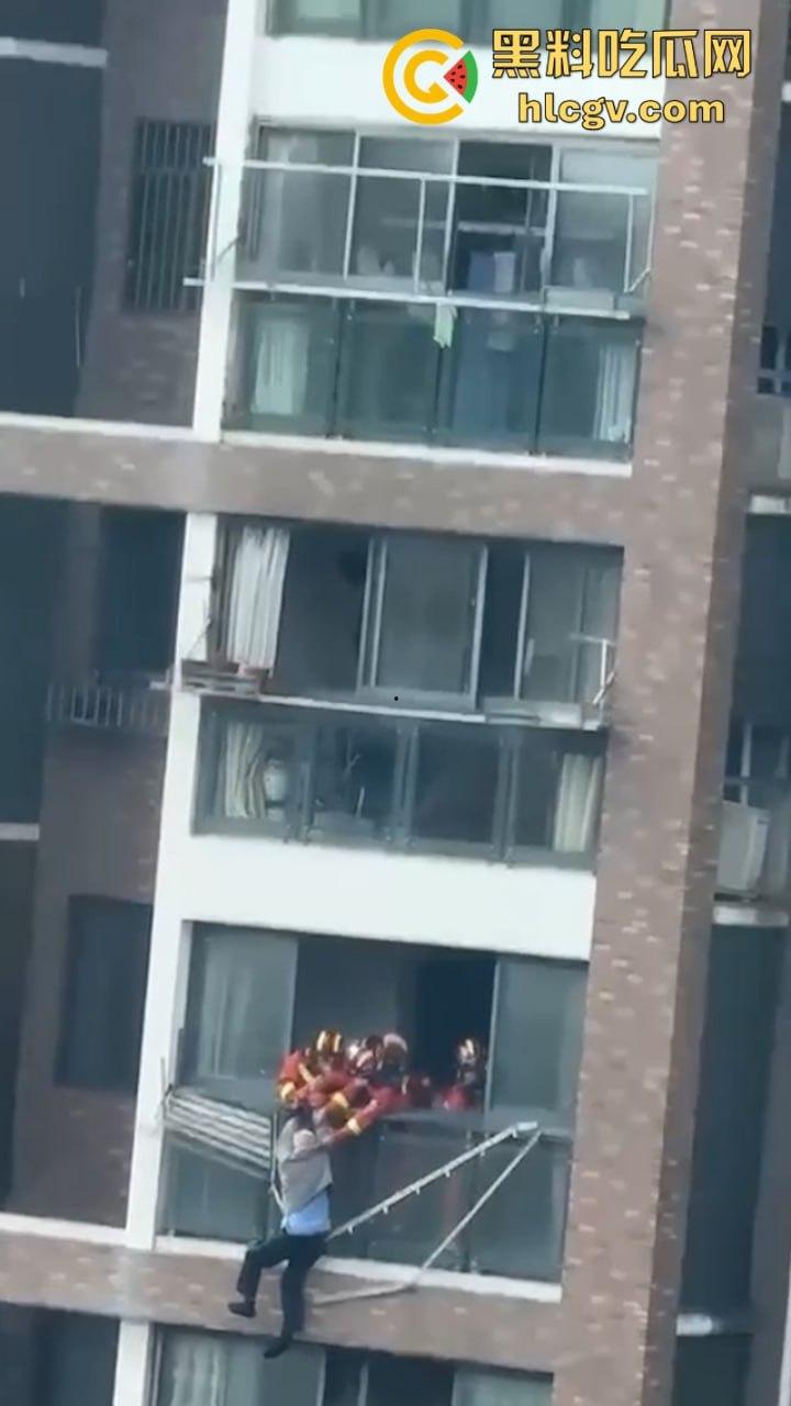 江苏大爷阳台练功不慎坠楼 挂窗户俩小时随风摇曳 视频曝光惊险瞬间 第9张 江苏大爷阳台练功不慎坠楼 挂窗户俩小时随风摇曳 视频曝光惊险瞬间 第9张