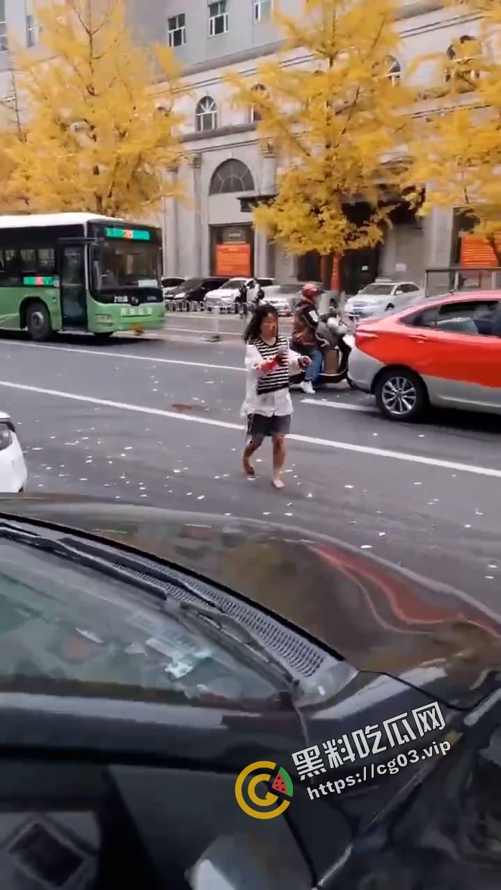 辽宁丹东街头 女子满头鲜血狼狈不堪 自称朝鲜人被骗到按摩店工作 这是逃出来的不想活了 第1张 辽宁丹东街头 女子满头鲜血狼狈不堪 自称朝鲜人被骗到按摩店工作 这是逃出来的不想活了 第1张