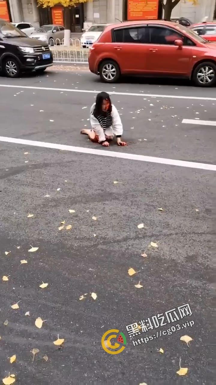 辽宁丹东街头 女子满头鲜血狼狈不堪 自称朝鲜人被骗到按摩店工作 这是逃出来的不想活了 第3张 辽宁丹东街头 女子满头鲜血狼狈不堪 自称朝鲜人被骗到按摩店工作 这是逃出来的不想活了 第3张