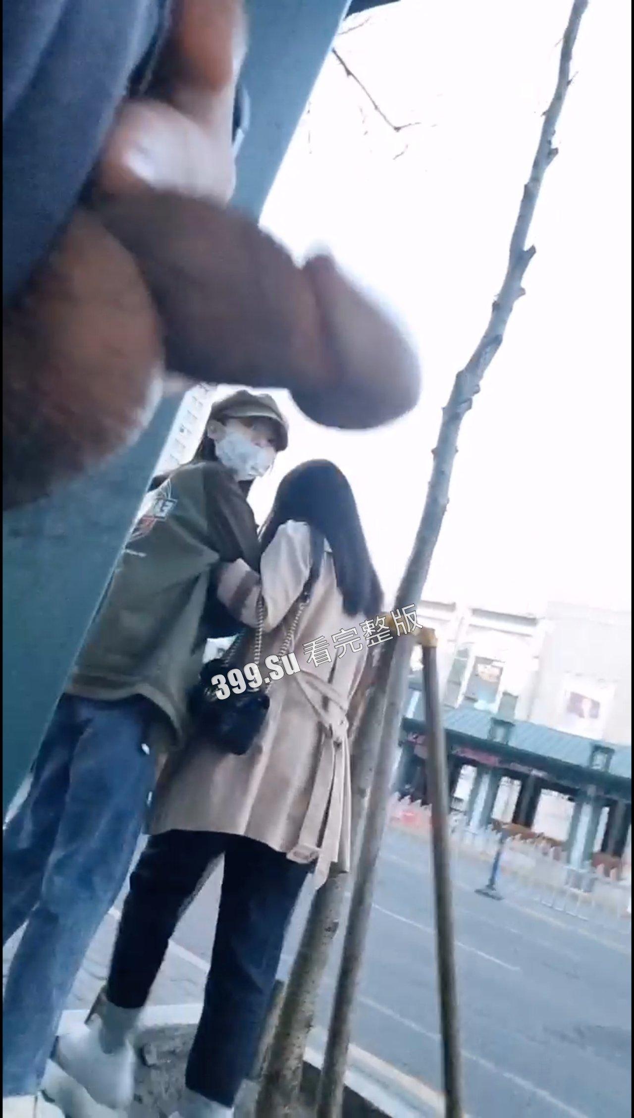 国产大变态街射  小鸡吧都快要递到人家嘴边了 给小仙女们吓的一激灵 第2张