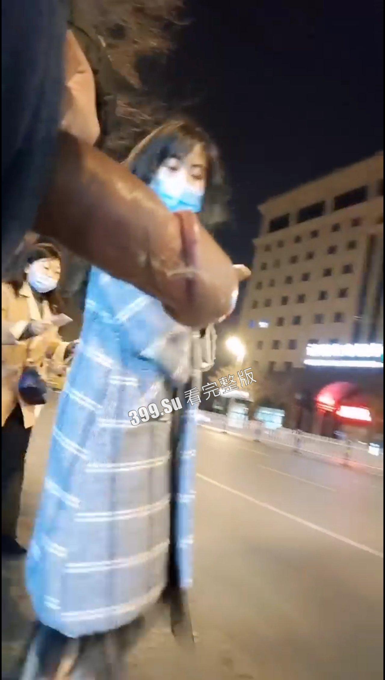 国产大变态街射  小鸡吧都快要递到人家嘴边了 给小仙女们吓的一激灵 第3张