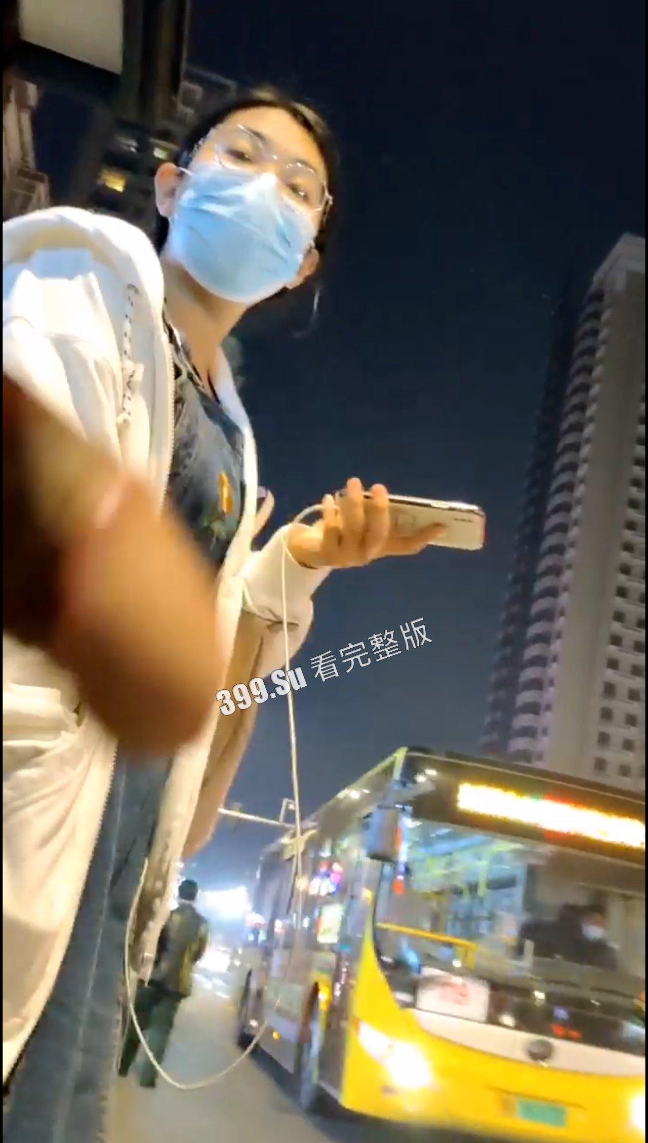 国产大变态街射  小鸡吧都快要递到人家嘴边了 给小仙女们吓的一激灵 第5张