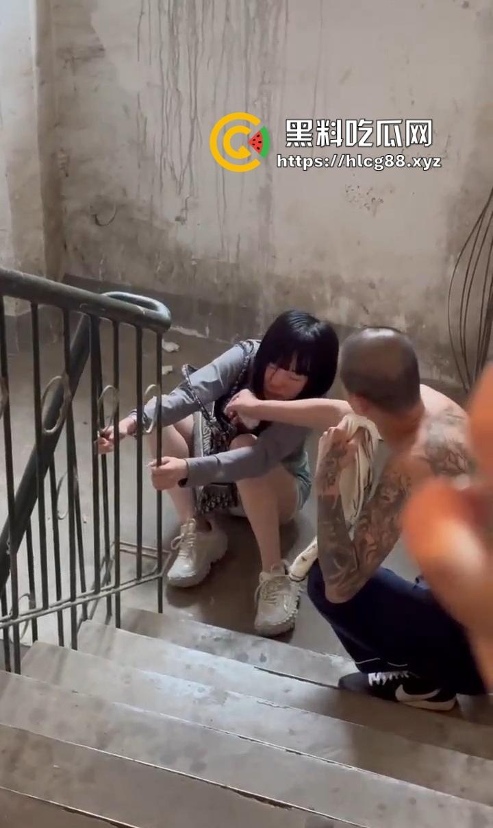 精神小妹嗑药吹气球嗨过头，走路像丧尸被精神小伙按水里洗脸，清醒后还想再嗨！  第6张