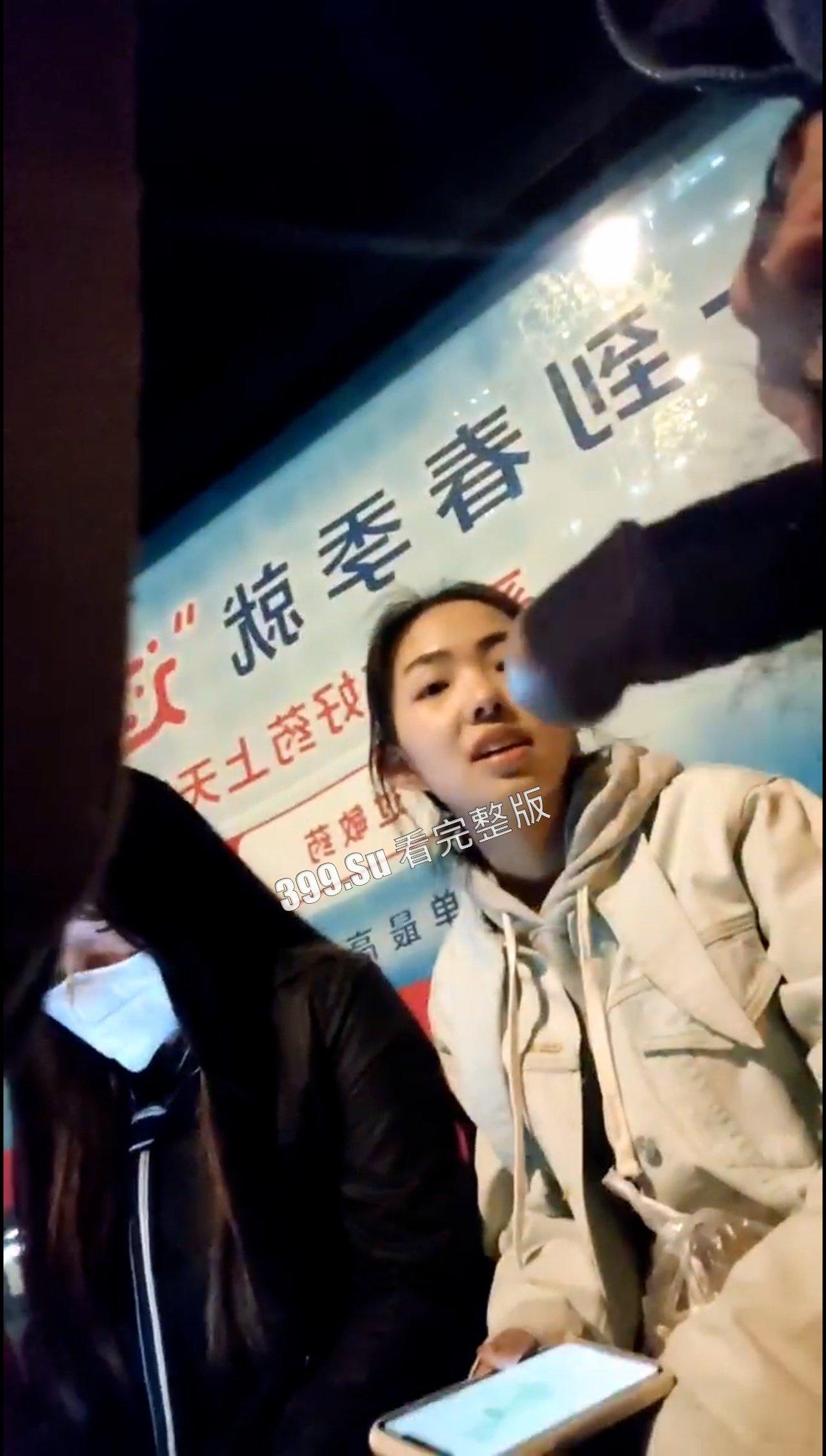 国产大变态街射  小鸡吧都快要递到人家嘴边了 给小仙女们吓的一激灵 第9张