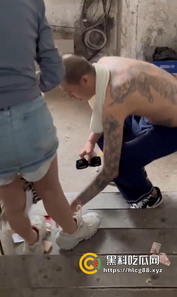 精神小妹嗑药吹气球嗨过头，走路像丧尸被精神小伙按水里洗脸，清醒后还想再嗨！  第9张