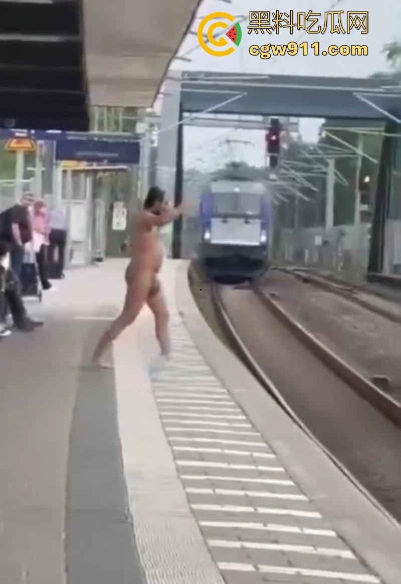 海外男子站台裸奔自杀,下定决心跳轨被火车碾压,身体碎片散落满地,画面血腥胆小勿入! 第1张 海外男子站台裸奔自杀,下定决心跳轨被火车碾压,身体碎片散落满地,画面血腥胆小勿入! 第1张