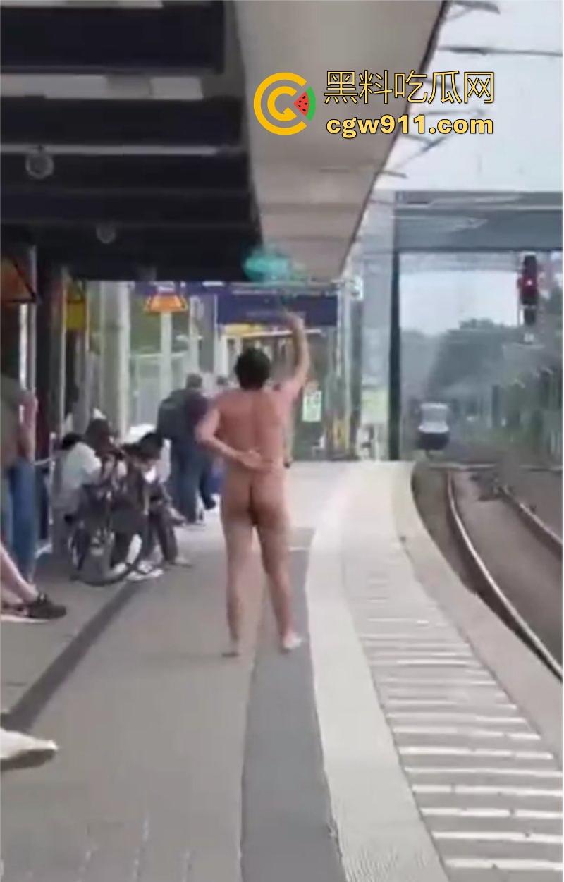 海外男子站台裸奔自杀,下定决心跳轨被火车碾压,身体碎片散落满地,画面血腥胆小勿入! 第2张 海外男子站台裸奔自杀,下定决心跳轨被火车碾压,身体碎片散落满地,画面血腥胆小勿入! 第2张