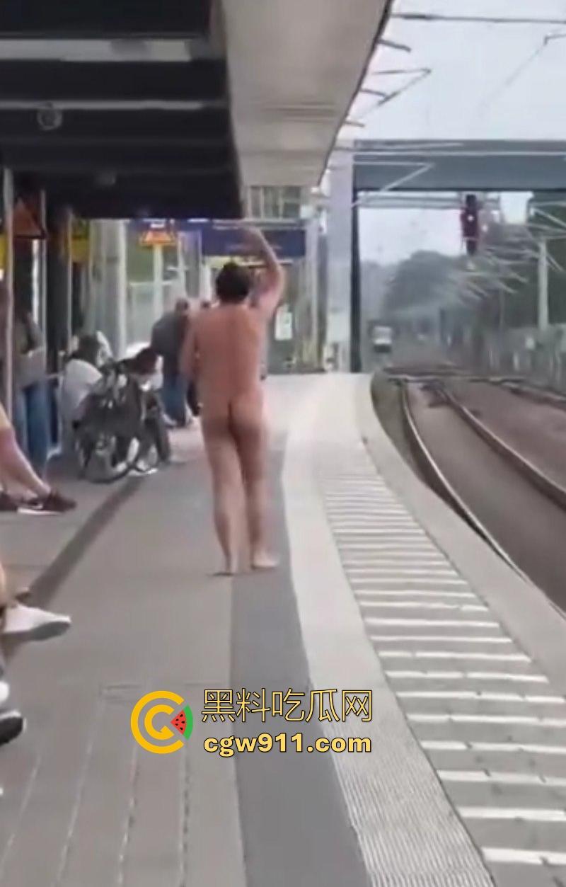 海外男子站台裸奔自杀,下定决心跳轨被火车碾压,身体碎片散落满地,画面血腥胆小勿入! 第3张 海外男子站台裸奔自杀,下定决心跳轨被火车碾压,身体碎片散落满地,画面血腥胆小勿入! 第3张