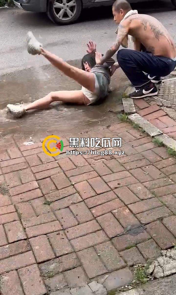 精神小妹嗑药吹气球嗨过头，走路像丧尸被精神小伙按水里洗脸，清醒后还想再嗨！  第12张