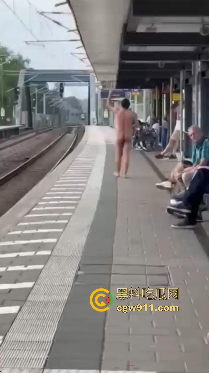 海外男子站台裸奔自杀,下定决心跳轨被火车碾压,身体碎片散落满地,画面血腥胆小勿入! 第4张 海外男子站台裸奔自杀,下定决心跳轨被火车碾压,身体碎片散落满地,画面血腥胆小勿入! 第4张