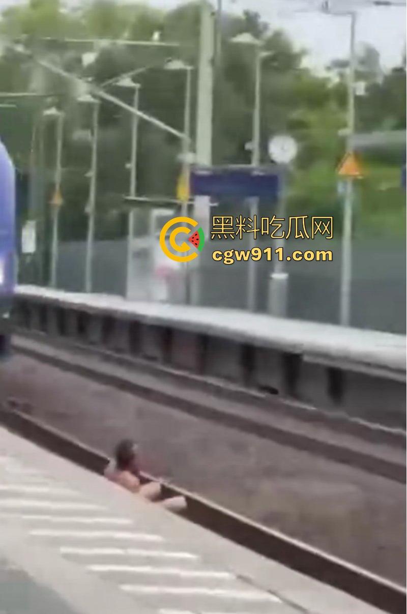 海外男子站台裸奔自杀,下定决心跳轨被火车碾压,身体碎片散落满地,画面血腥胆小勿入! 第7张 海外男子站台裸奔自杀,下定决心跳轨被火车碾压,身体碎片散落满地,画面血腥胆小勿入! 第7张