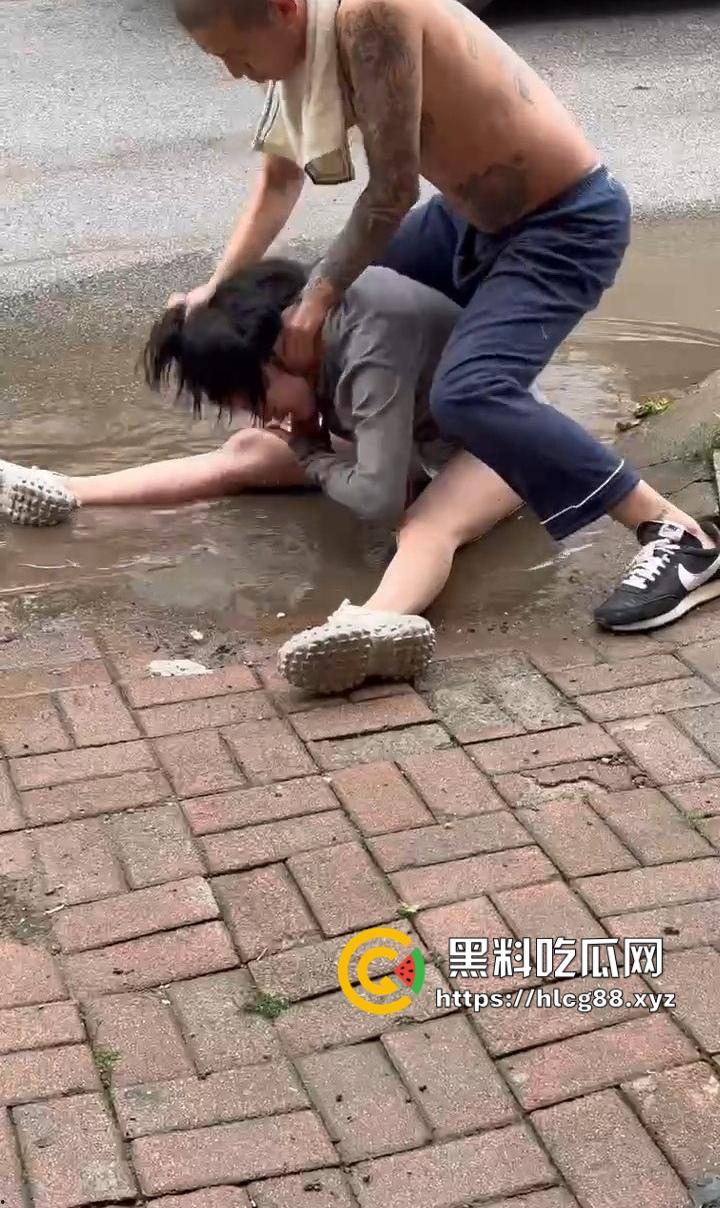 精神小妹嗑药吹气球嗨过头，走路像丧尸被精神小伙按水里洗脸，清醒后还想再嗨！  第15张