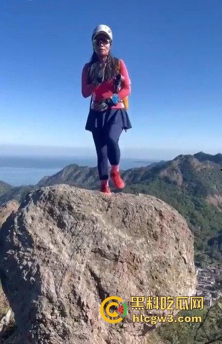 摆拍也要选对地方 女子悬崖边扭腰凹造型，刚摆完S曲线，转头就玩命飞下去！  第1张