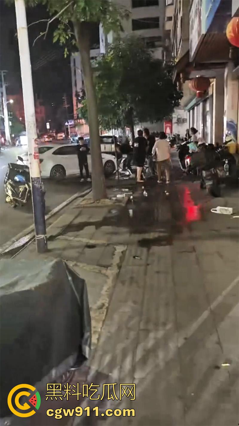 四川简阳挥刀砍人事件，儿子发现女友被老爸操了，带妈妈去捉奸，争吵中抄其附近饭店菜刀砍人！  第1张