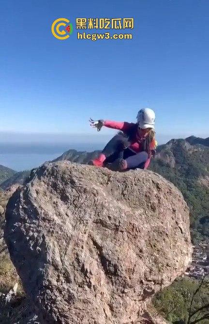 摆拍也要选对地方 女子悬崖边扭腰凹造型，刚摆完S曲线，转头就玩命飞下去！  第6张