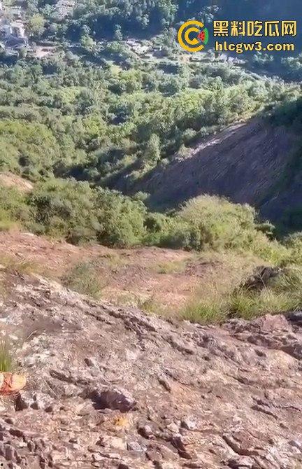 摆拍也要选对地方 女子悬崖边扭腰凹造型，刚摆完S曲线，转头就玩命飞下去！  第8张