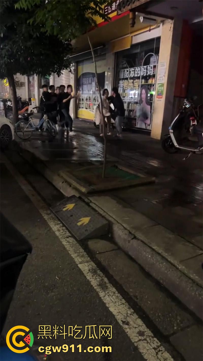 四川简阳挥刀砍人事件，儿子发现女友被老爸操了，带妈妈去捉奸，争吵中抄其附近饭店菜刀砍人！  第4张