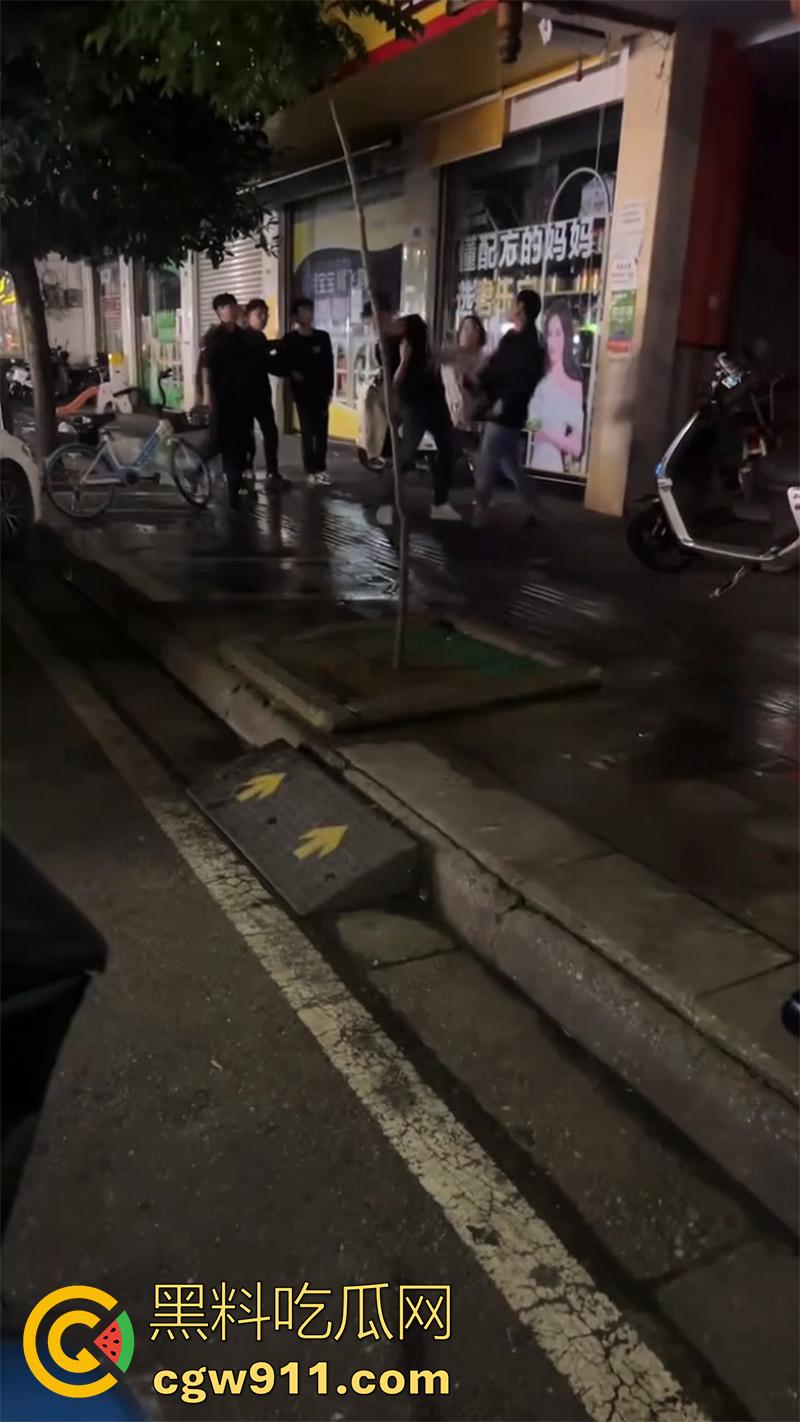 四川简阳挥刀砍人事件，儿子发现女友被老爸操了，带妈妈去捉奸，争吵中抄其附近饭店菜刀砍人！  第5张