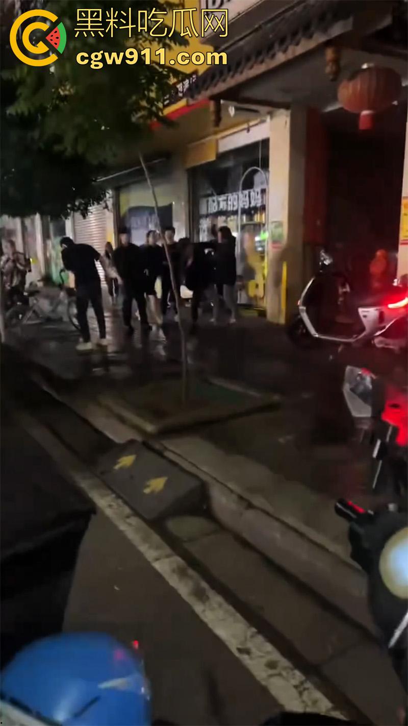 四川简阳挥刀砍人事件，儿子发现女友被老爸操了，带妈妈去捉奸，争吵中抄其附近饭店菜刀砍人！  第6张