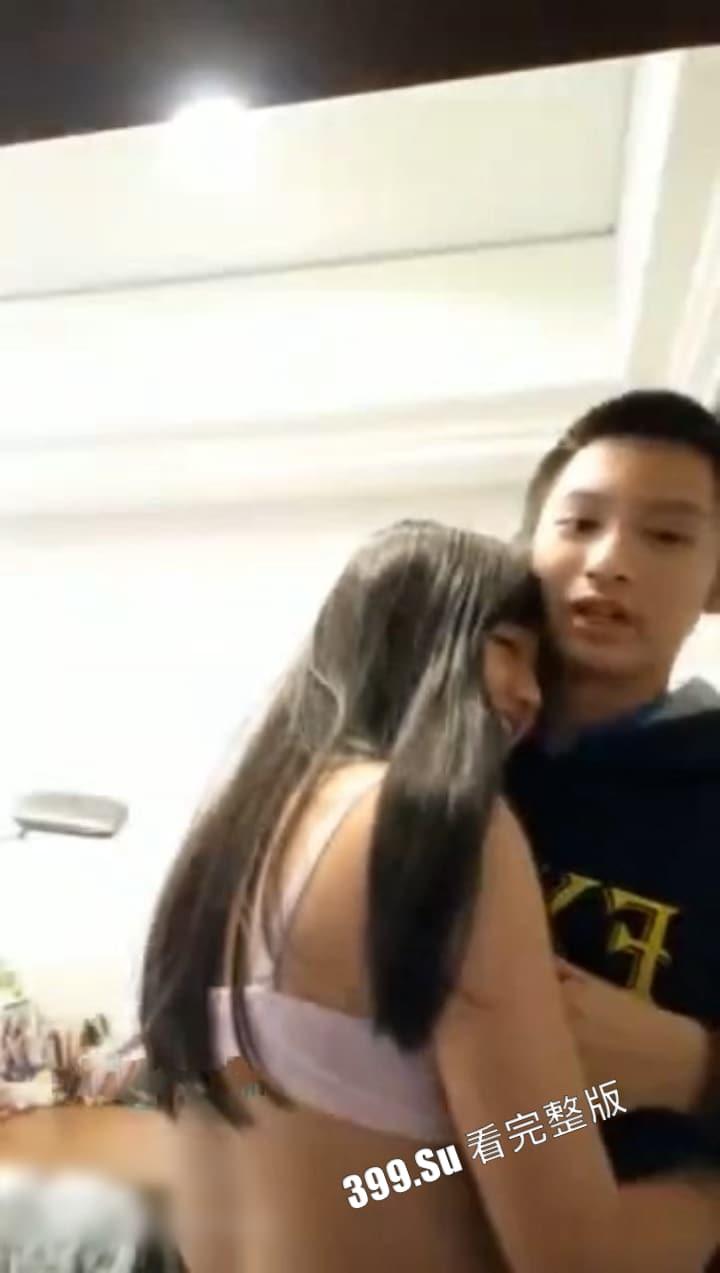 有点过于真实！性瘾发作的妹妹 缠着亲哥发骚 哥哥疯狂上下其手挑逗萝莉妹妹  这么可爱的妹妹谁不爱？ 第1张