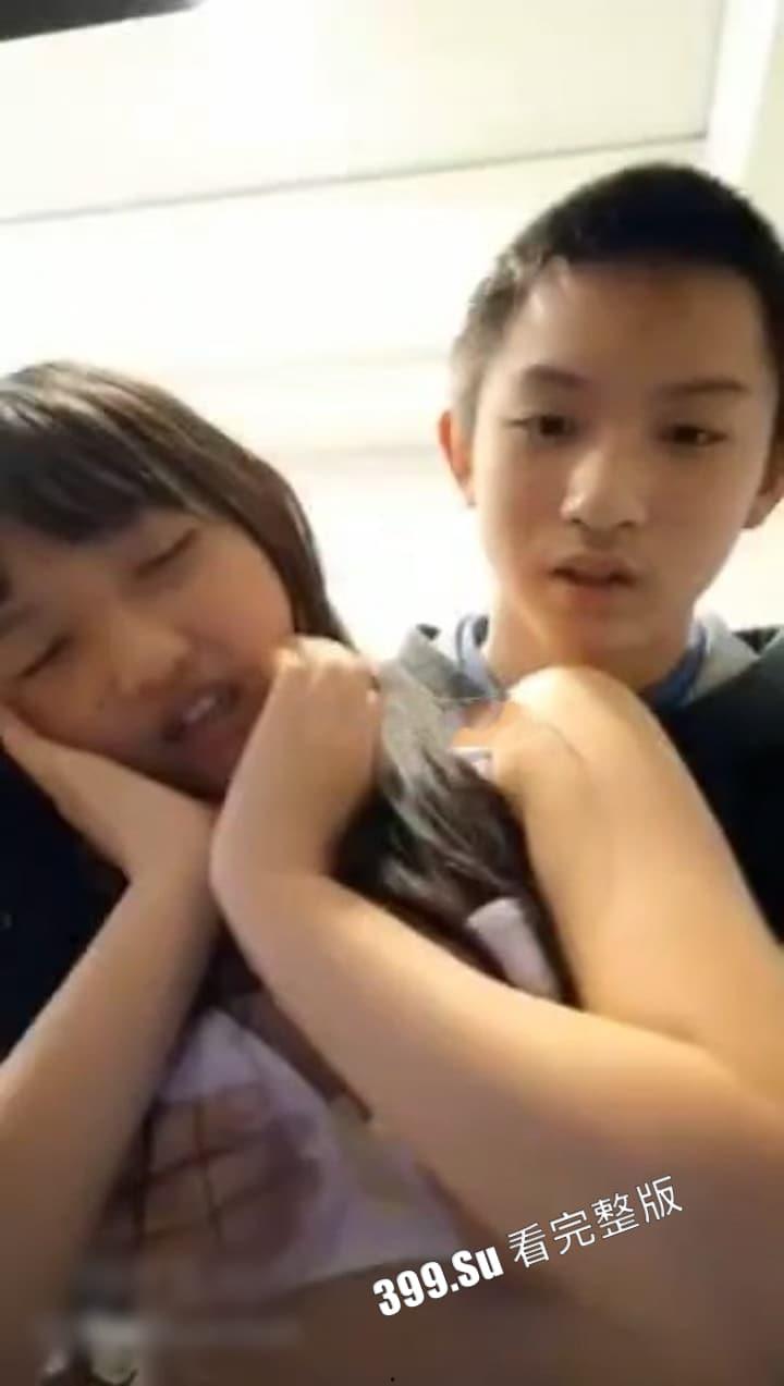 有点过于真实！性瘾发作的妹妹 缠着亲哥发骚 哥哥疯狂上下其手挑逗萝莉妹妹  这么可爱的妹妹谁不爱？ 第2张