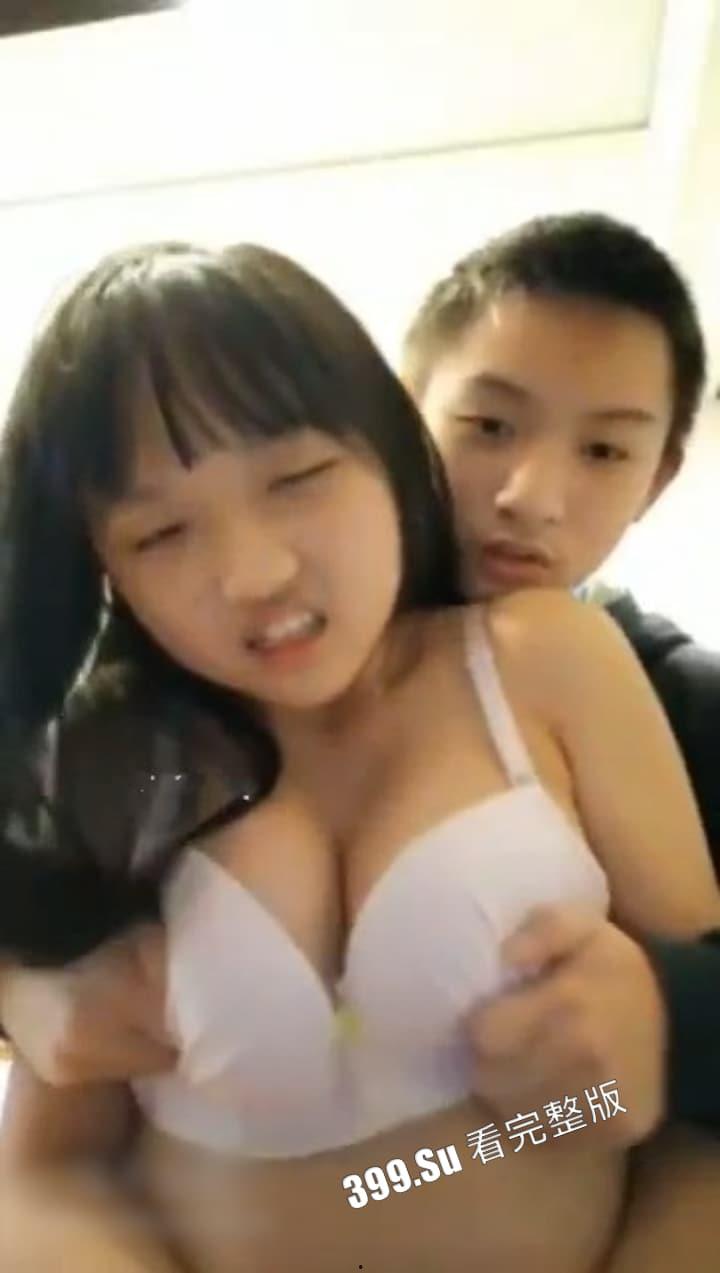 有点过于真实！性瘾发作的妹妹 缠着亲哥发骚 哥哥疯狂上下其手挑逗萝莉妹妹  这么可爱的妹妹谁不爱？ 第3张