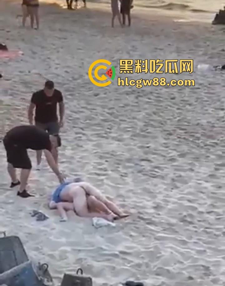 波兰一景区海滩 情侣当众做爱辣眼睛 群众指骂仍搖不停 最后遭热心老哥拿拖鞋暴揍  第3张