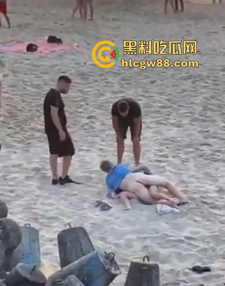 波兰一景区海滩 情侣当众做爱辣眼睛 群众指骂仍搖不停 最后遭热心老哥拿拖鞋暴揍  第4张